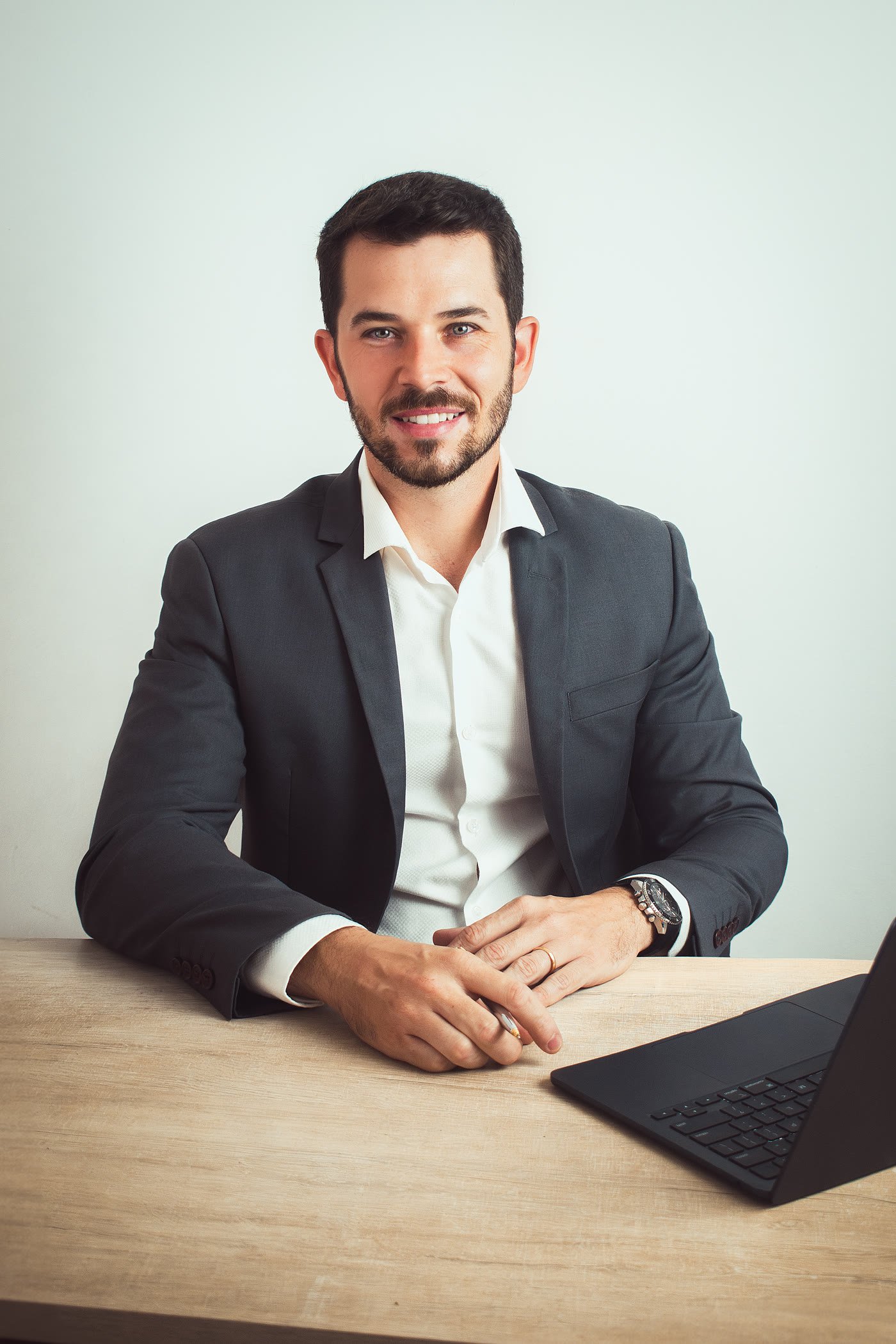 Dr. Thiago Ravanini, médico psiquiatra, em consultório